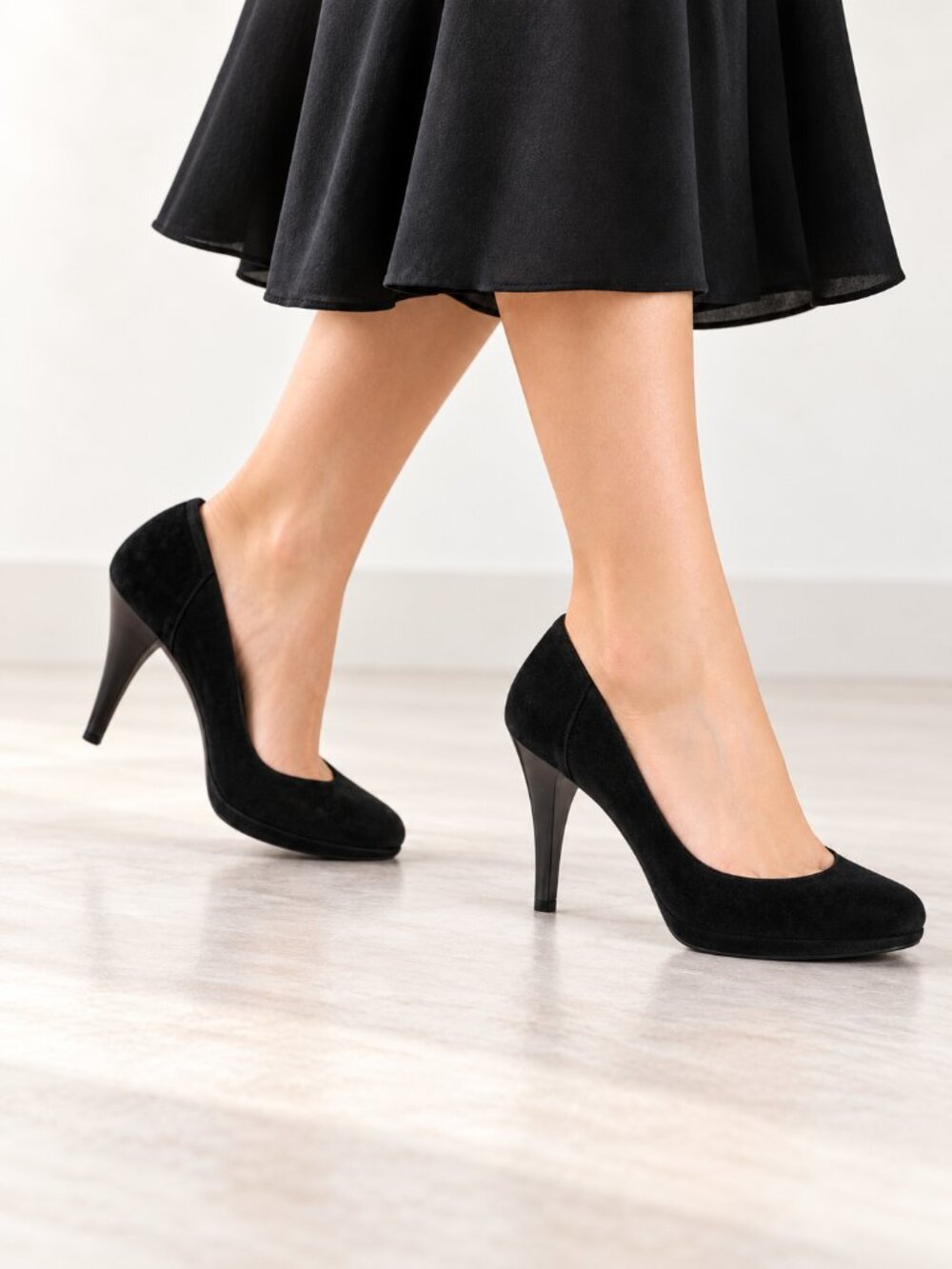 BCBGeneration Pumps Womens US 8.5 Black Leather Suede PL-ZEE Heels Dark Romance